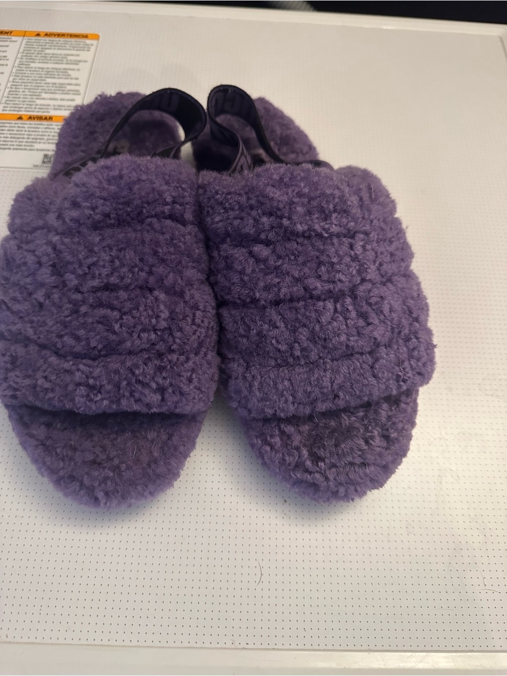 CLOSET CLOSING UGG SLIPPERS BIG KIDS 6Y/7.5W